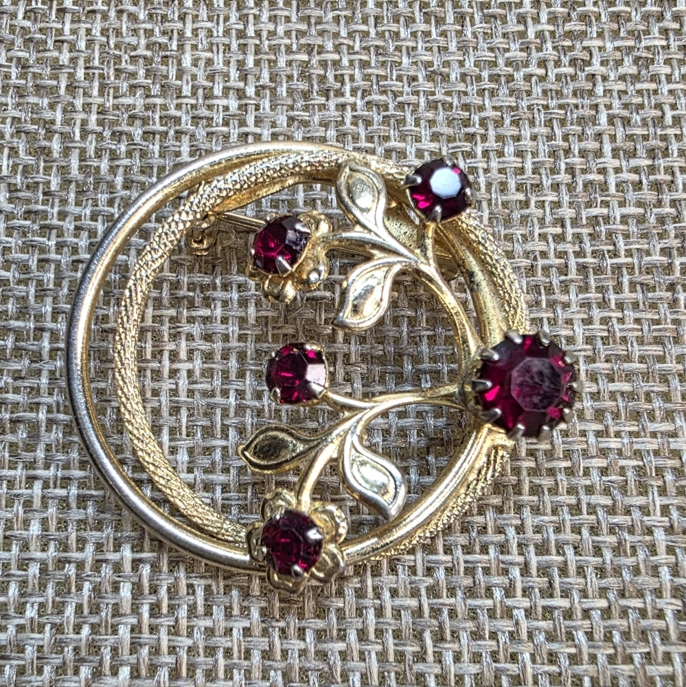 Double Circle Gold Tone Flower / Floral Brooch Pin Red Rhinestone
